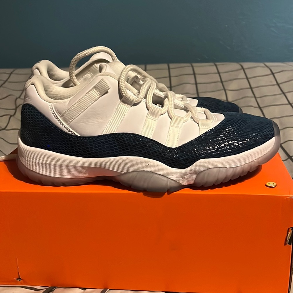Jordan retro 11 low blue snakeskin